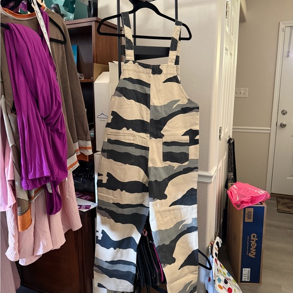 Stylish Camouflage Women's Jumpsuit - Picture 2 of 4